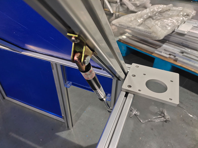 帶氣彈簧的設(shè)備防護(hù)罩