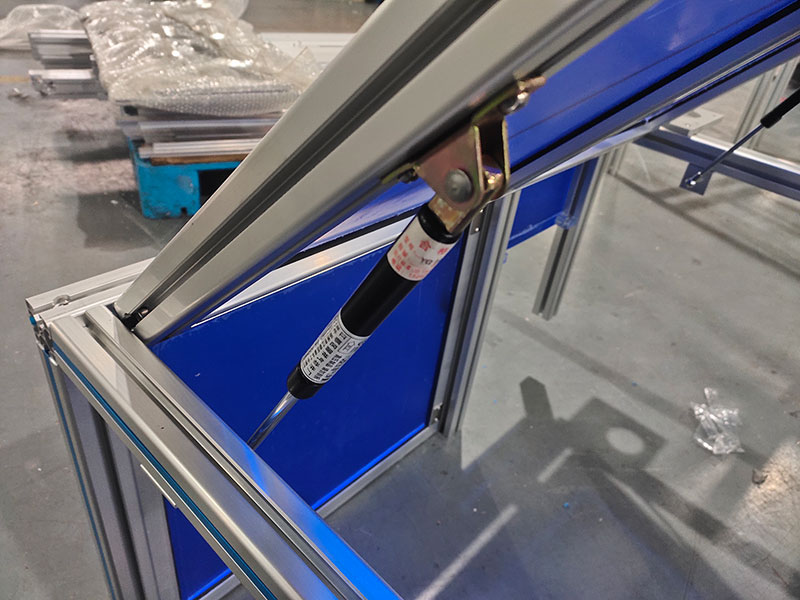 帶氣彈簧的設(shè)備防護(hù)罩