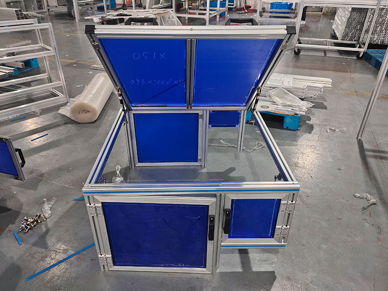 帶氣彈簧的設(shè)備防護(hù)罩